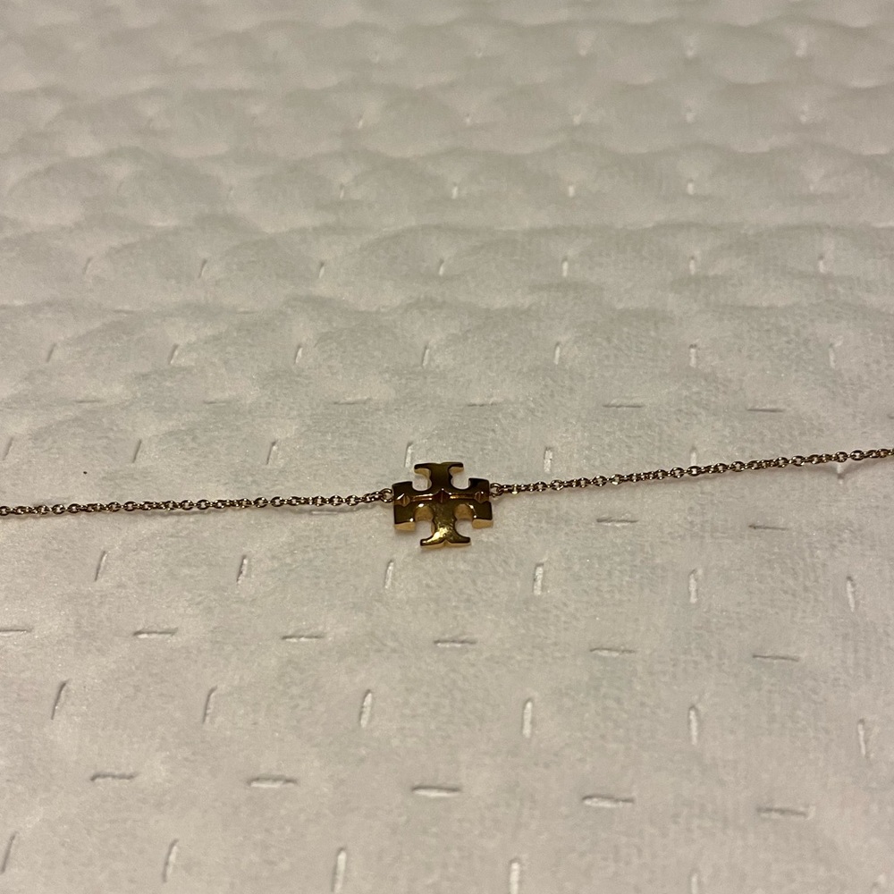 good tory burch necklace! great condition!